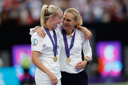 Sarina Wiegman and Beth Mead with their medals after defeating Germany to win the Euro 2022 final.