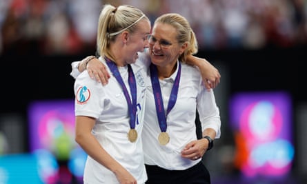 Beth Mead avec le manager de l'Angleterre, Sarina Wiegman, après la victoire en finale de l'Euro 2022.