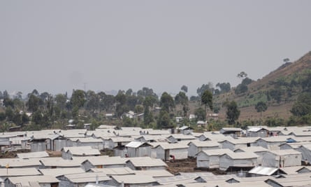 A view of a displacement camp in DRC showing the white roofs of hundreds of shelters