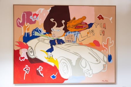 Une peinture colorée d'une voiture, de crocodiles, d'extraterrestres, de cactus et de fleurs, accrochée à un mur blanc