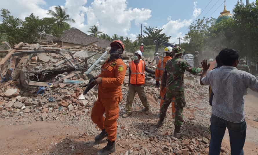 Indonesian search and rescue personnel in Lombok after a 6.2-magnitude aftershock hit