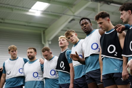 England form another huddle said to be designed to reiterate the importance of sticking to their processes even in times of extreme strife