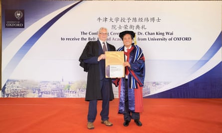 Oxford’s Alan Hudson presents Chan King Wai with his award in 2019