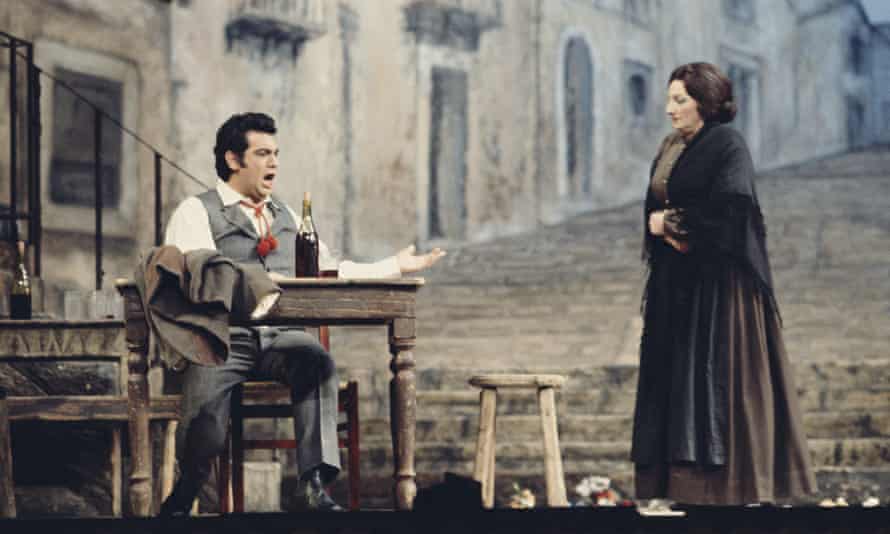 پائولین تینسلی در کنار پلاسیدو دومینگو در فیلم Cavalleria Rusticana ماسگانی در سال 1975 ظاهر شد.