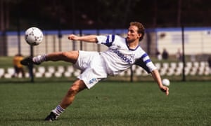 Jean-Pierre Papin practica sus voleas durante una sesión de entrenamiento en Marsella.