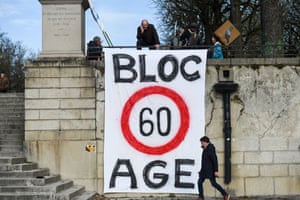 A banner reads 'bloc 60 age' during a demonstration in Nantes