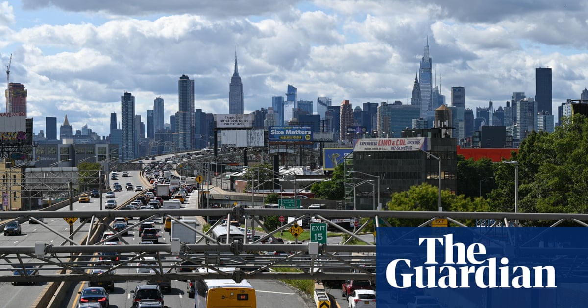 New York: two killed and 20 injured in Long Island Expressway crash