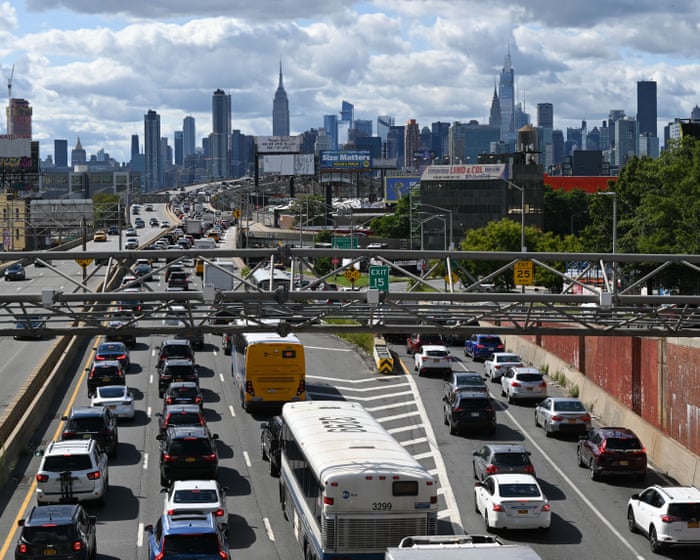 New York: two killed and 20 injured in Long Island Expressway crash