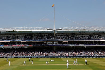Pandangan umum permainan dengan latar belakang Grand Stand di Lord's saat James McCollum melepaskan tembakan Jack Leach