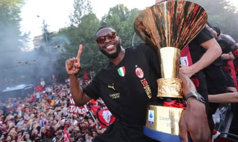 Fikayo Tomori with the Serie A trophy on Milan’s victory parade