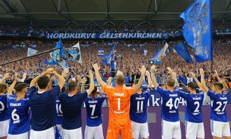 Schalke players salute the home faithful after their 2-2 draw with Borussia Mönchengladbach