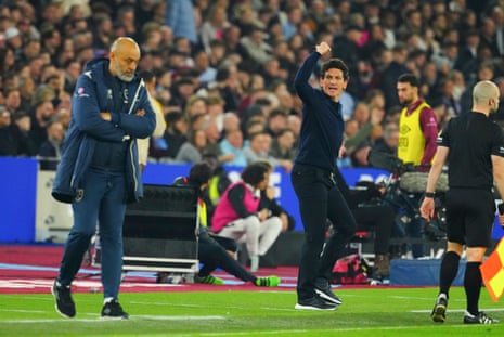 Brentford Manager Keith Andrews reacts angrily after he felt his side should have had a penalty at 2-1 down.