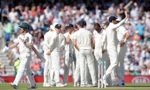 Los jugadores de Inglaterra celebran mientras David Warner de Australia sale del campo después de perder su wicket por cinco carreras.