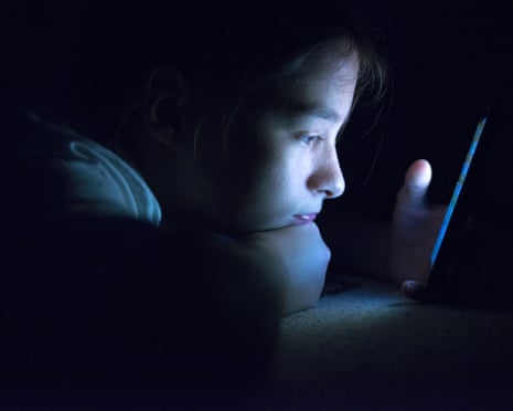 Kind nutzt ein Smartphone