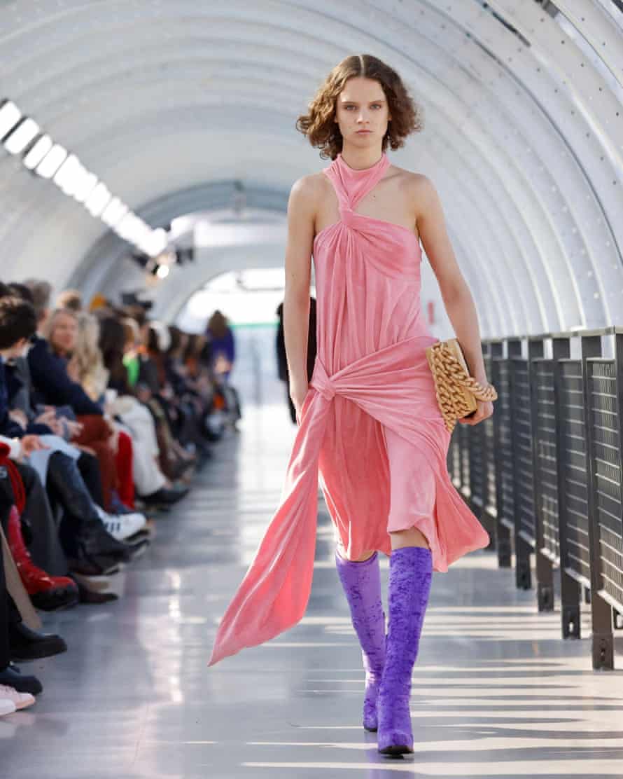 Un mannequin porte une robe froncée rose pâle Stella McCartney dans le cadre du défilé de sa collection prêt-à-porter femme automne/hiver 2022/2023 à la fashion week de Paris.