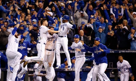 Kansas City Royals: Welcome back Mike Moustakas