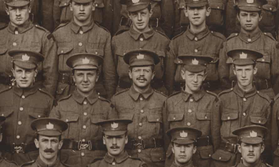 Ivor Gurney, centre, with the 2/5th battalion of the Gloucestershire regiment.