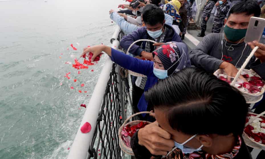 Indonesian relatives of the victims of the crashed Sriwijaya flight lay the flowers in tribute. 