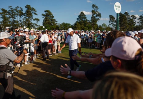 स्कॉटी शेफ़लर अंतिम दिन ख़त्म करने के बाद 18वें ग्रीन से बाहर चले गए।