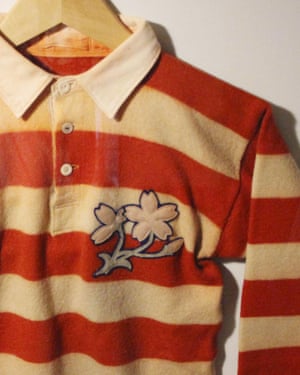 La primera camiseta del equipo nacional de rugby de Japón, usada en 1930.