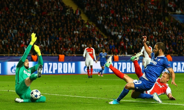 Gonzalo Higuain ketika melesatkan gol kedua