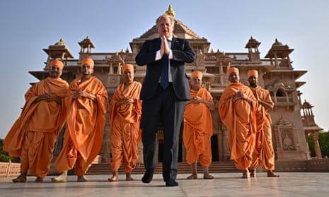 Boris Johnson poses with sadhus at the Swaminarayan Akshardham temple in Gandhinagar.