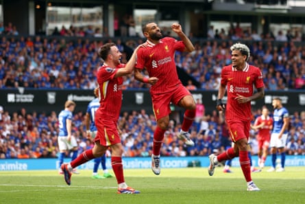 Mohamed Salah of Liverpool celebrates scoring his team’s second goal against Ipswich at Portman Road, alongside teammates Diogo Jota and Luis Díaz