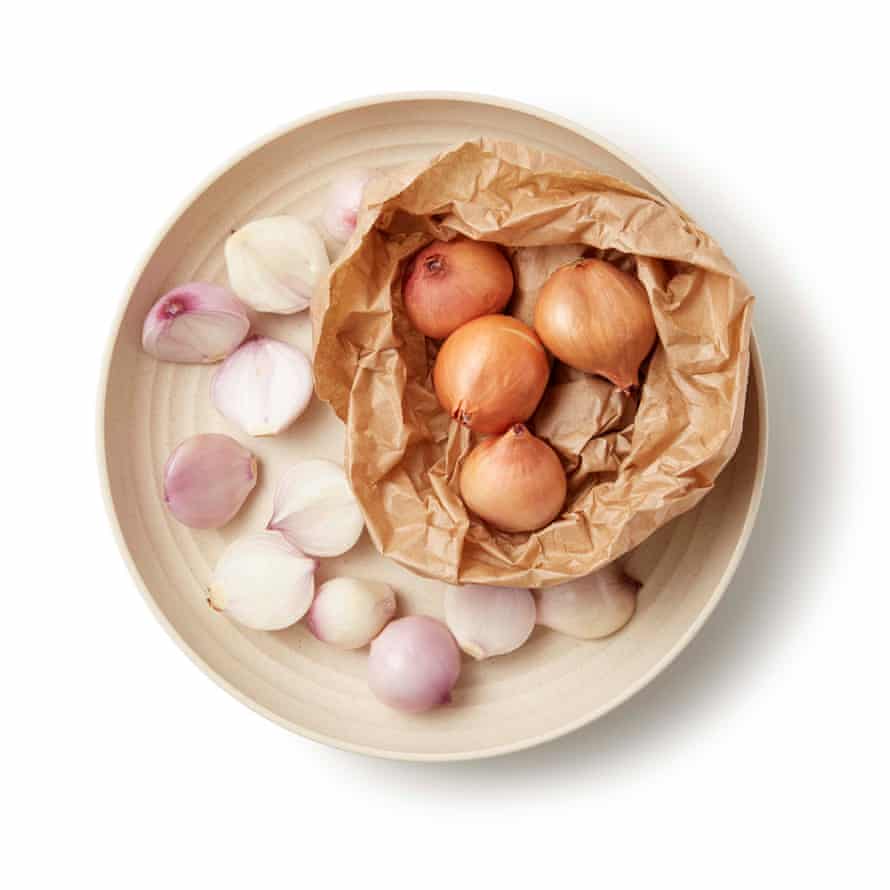 Perfect petit pois a la Francais step 01a. Peel the shallots, then halve them.