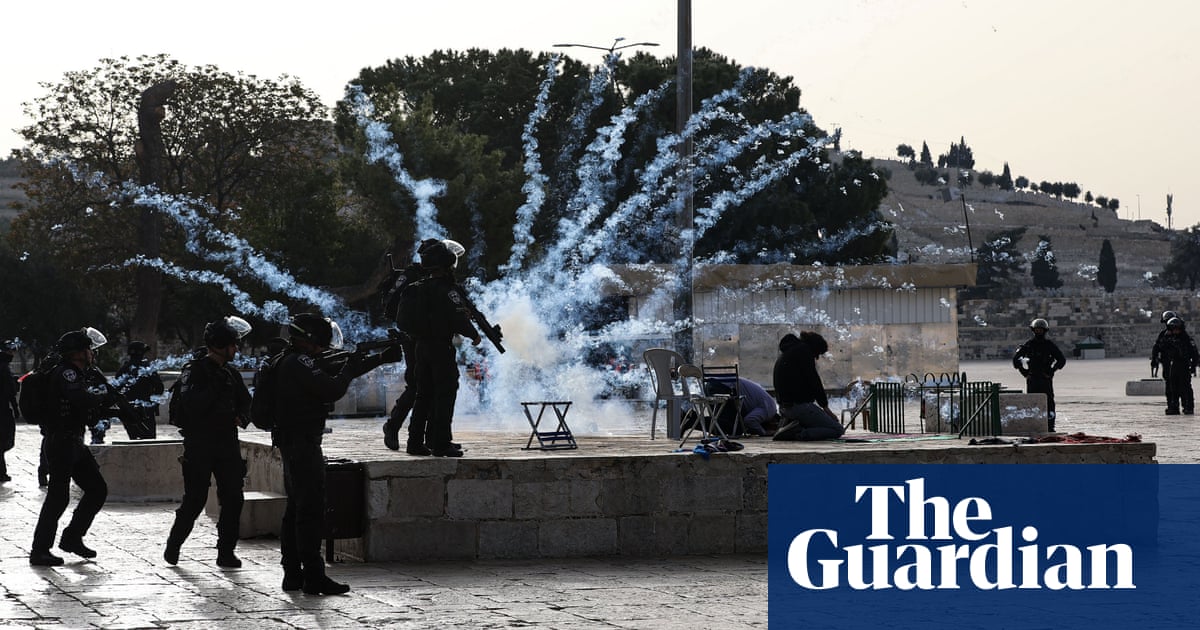 More than 20 injured in Israeli-Palestinian clashes around al-Aqsa mosque in Jerusalem