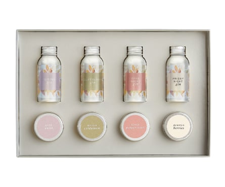 Small gift set with four small bottles of gin and four small tubs of botanicals