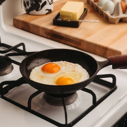 Cocinar huevos en una sartén del chef Field Company n.° 5