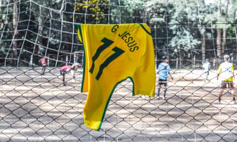 The Brazil shirt given, by Gabriel Jesus, to his old coach, José Francisco Mamede, who is now Director of Sports at Pequeninos do Meio Ambiente.