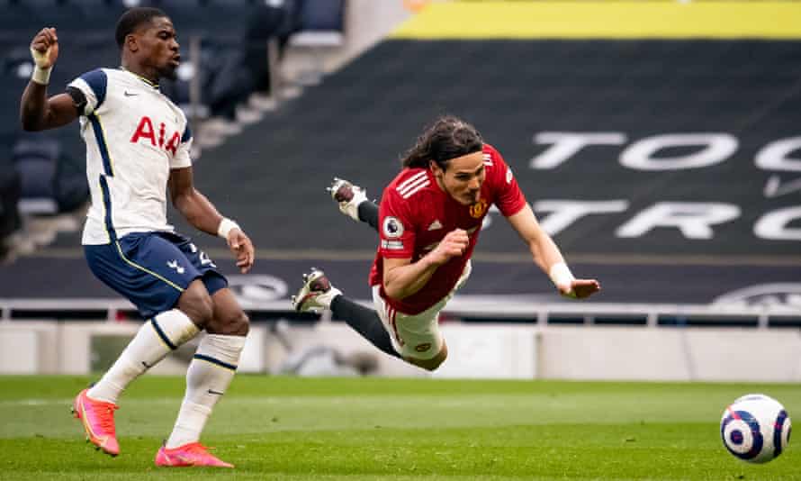 Edinson Cavani scores Manchester United’s second goal with a diving header.