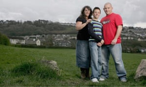 Tom Daley con su padre Robert y su madre Debbie en su casa en Plymouth en 2008