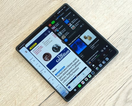 Three apps in split-screen on the Honor Magic V6.