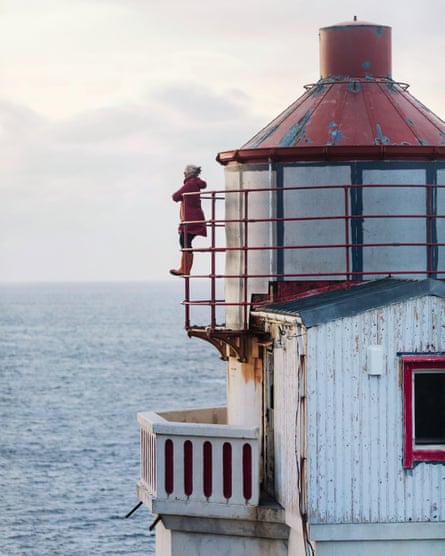 Elena, une ancienne journaliste qui a emménagé dans un phare sur une petite île au nord de la Norvège, fait partie de ceux qui vivent hors réseau et qui sont présentés dans No Signal.