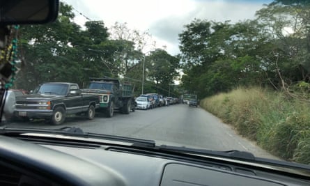 Hundreds of vehicles queue for increasingly scarce petrol in Barinas