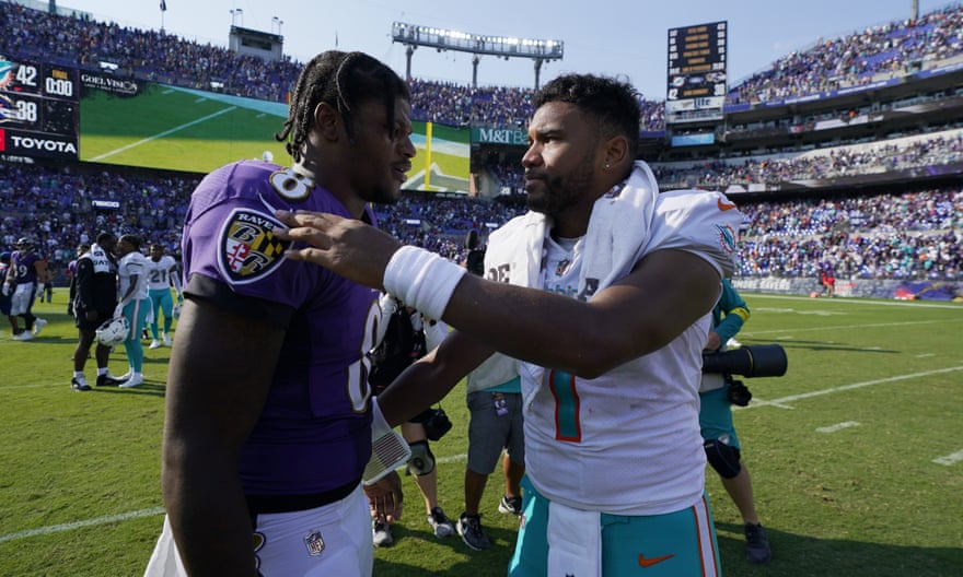 Tua Tagovailoa et Lamar Jackson se saluent après un match extraordinaire à Miami