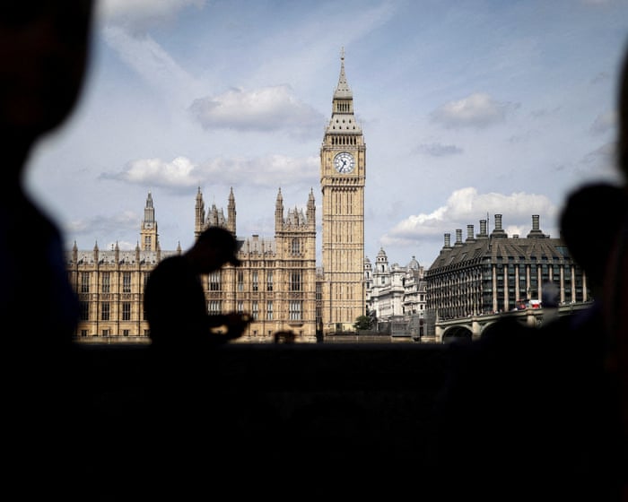 'British PMs don't last very long': Londoners react to Starmer's resignation – video