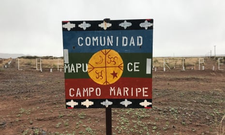 Sign reading: "Mapuche community, Maripe camp"