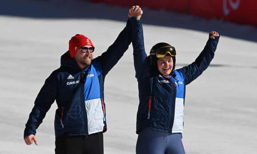 Millie Knight a jej sprievodca Brett Wilde oslavujú.