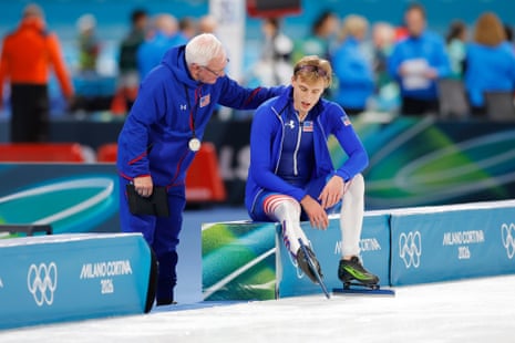 स्पीड स्केटिंग पुरुष 1500 मीटर में रजत पदक जीतने के बाद टीम यूएसए के जॉर्डन स्टोल्ज़ को उनके कोच बॉब कॉर्बी ने सांत्वना दी।