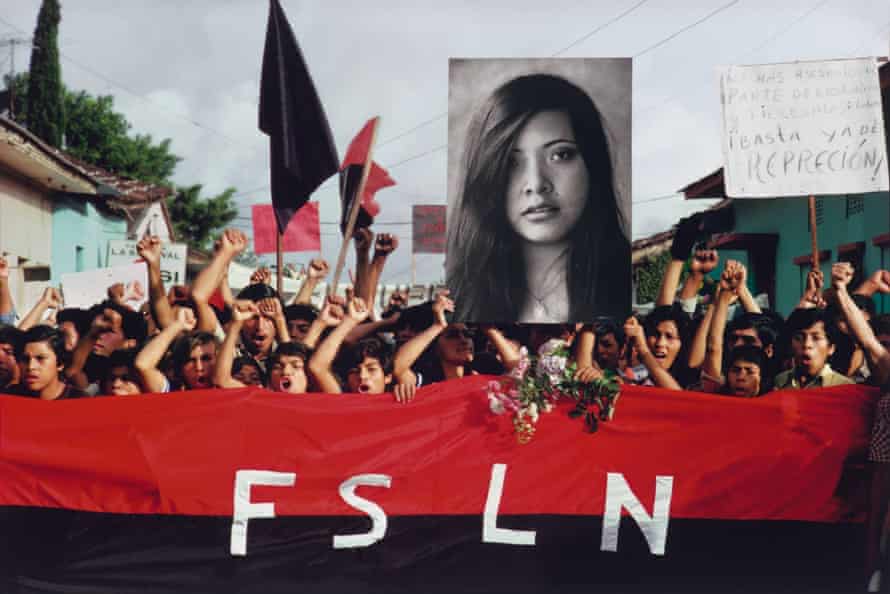 Susan Meiselas - Une procession funéraire à Jinotepe pour les leaders étudiants assassinés.  Des manifestants portent une photo d'Arlen Siu, un guérillero du FSLN tué dans les montagnes trois ans plus tôt