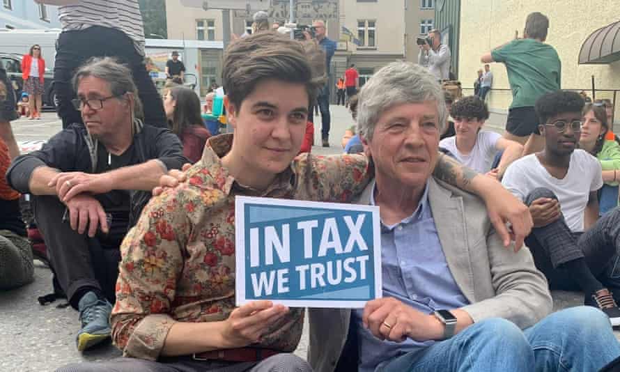 Η Marilyn Engelhorn, η οποία συνίδρυσε την πρωτοβουλία #taxmenow, σε μια διαμαρτυρία.