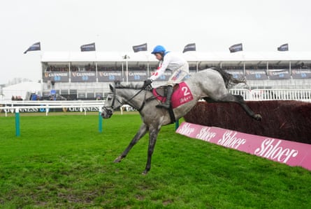 L’eau du Sud and Harry Skelton on their way to winning the Shloer Chase