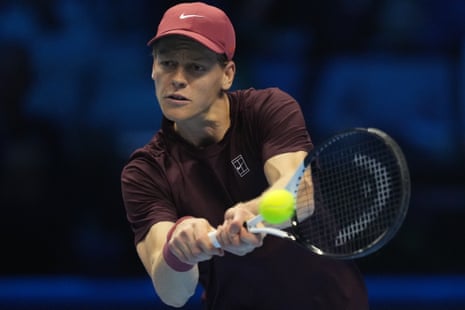 Jannik Sinner returns to Spain’s Carlos Alcaraz