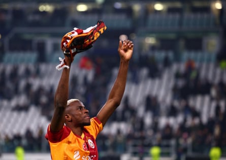 Victor Osimhen salutes the Galatasaray supporters after a dramatic match in Turin