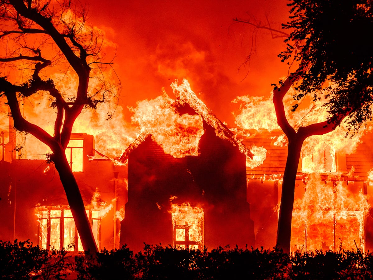 અમેરિકામાં લાગેલી આગ ને ટ્રમ્પે કોને જવાબદાર બનાવ્યા ? 6 વર્ષ પહેલા આપી હતી ચેતવણી 2 At least five dead as overwhelmed firefighters struggle to contain LA blazes | Los Angeles | The Guardian