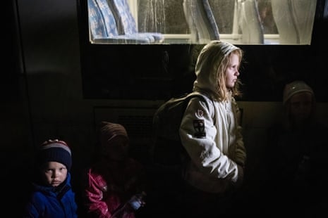 A young girl and her siblings arrive from Mariupol to Zaporizhia by the evacuation held by the Red Cross on Sunday night.