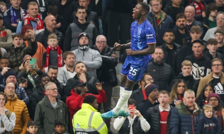 Moisés Caicedo celebrates